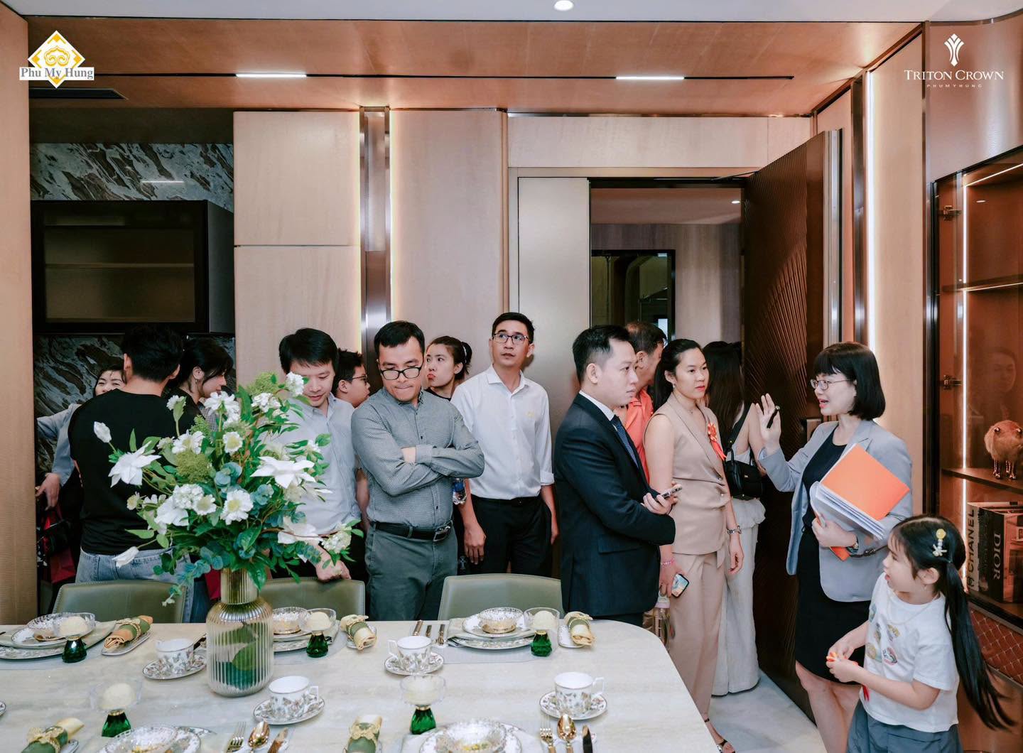 triton crown nhà mẫu